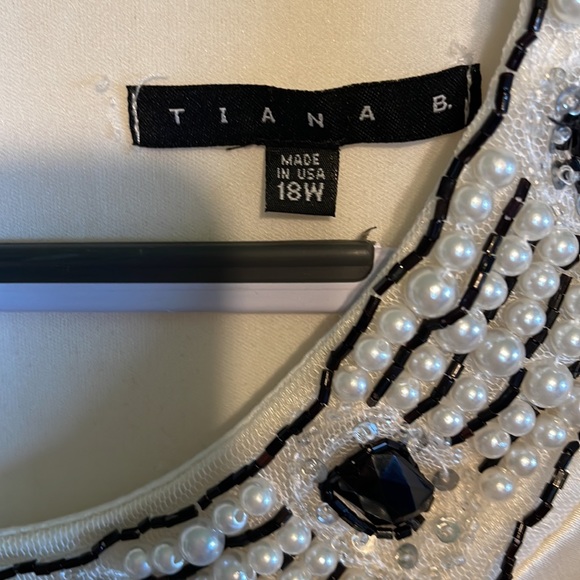 Black tie dress arm pit to arm pit 21 inch only flaw a few sequins missing - Picture 4 of 4